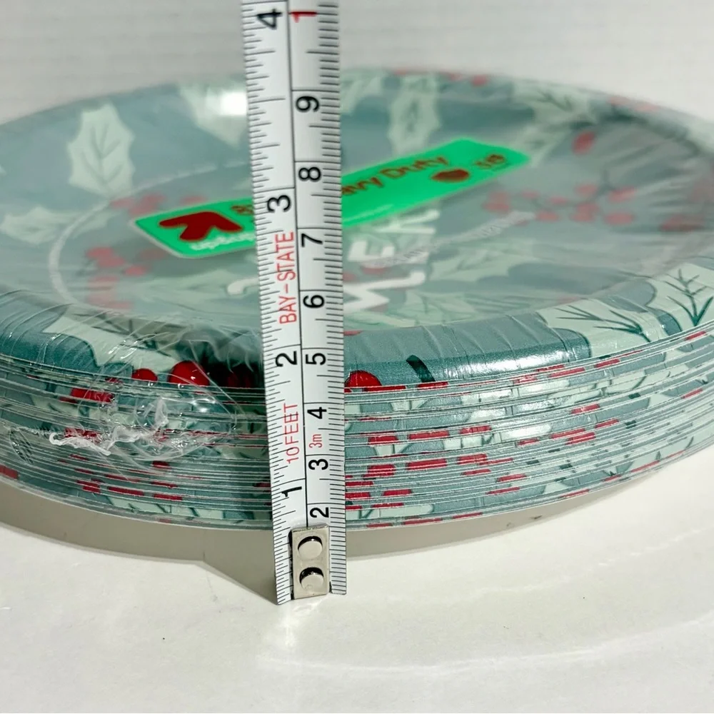 Up&Up Heavy Duty Paper Plates 38ct 8.5” Green Very Merry Holly Berry NEW